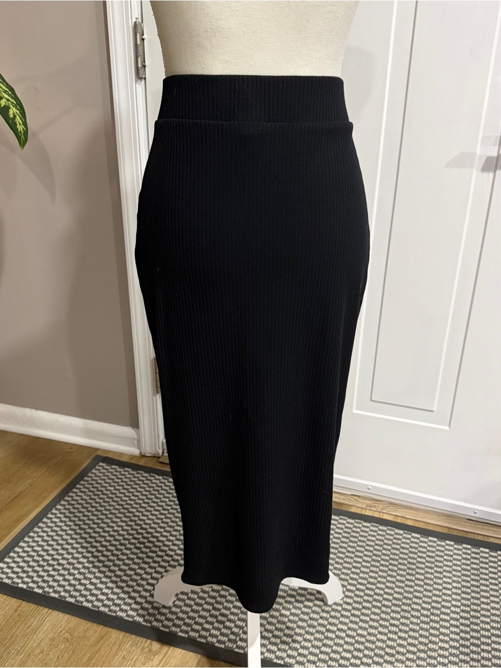 BAR III Black Ribbed Midi Skirt - Classic Women's Skirt Sz. L